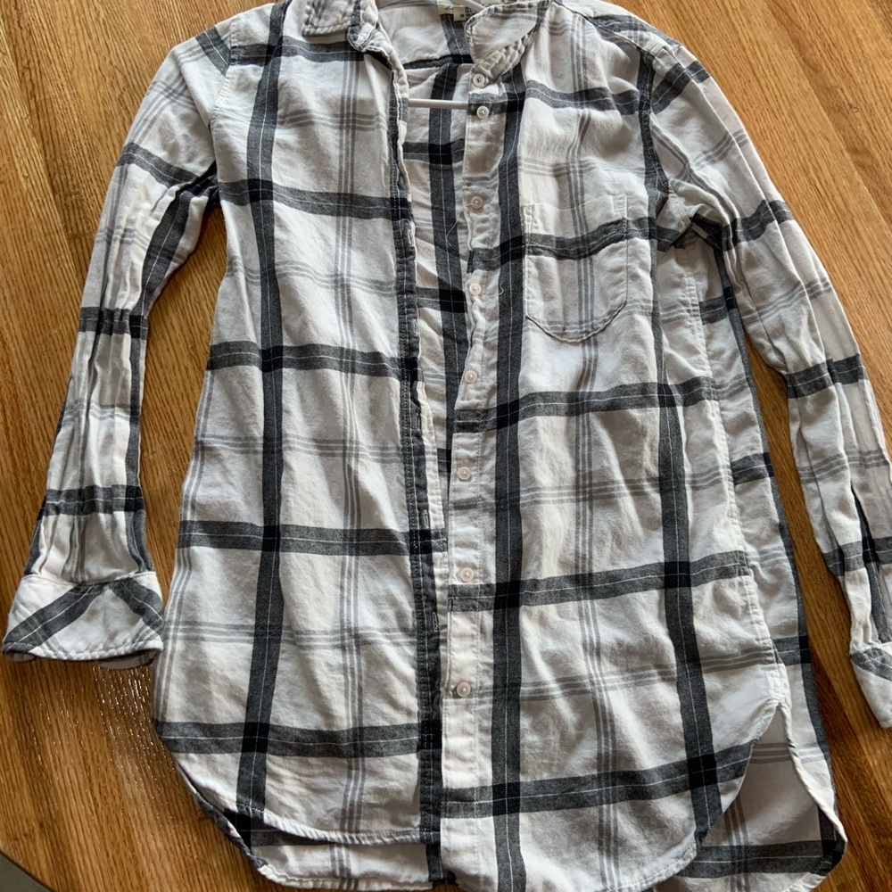 H&M white and black plaid button up top